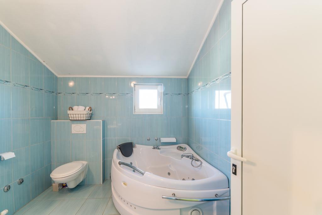 Crowonder Sun&Fun Holiday House With Large Swimming Pool, Playroom And Garden Bibinje Exterior foto