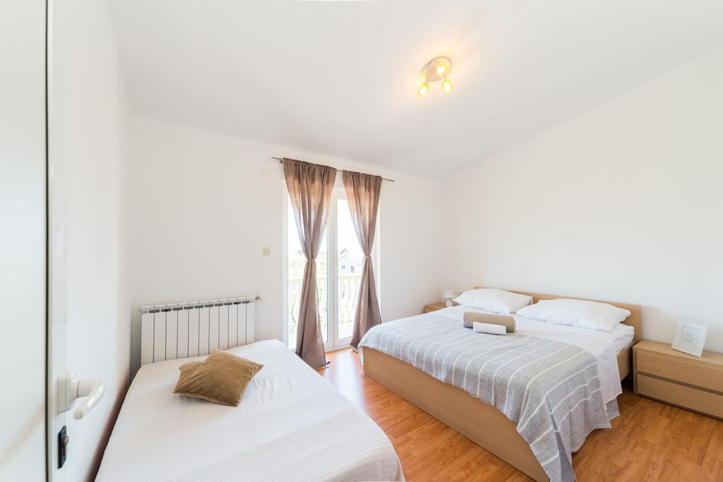 Crowonder Sun&Fun Holiday House With Large Swimming Pool, Playroom And Garden Bibinje Exterior foto