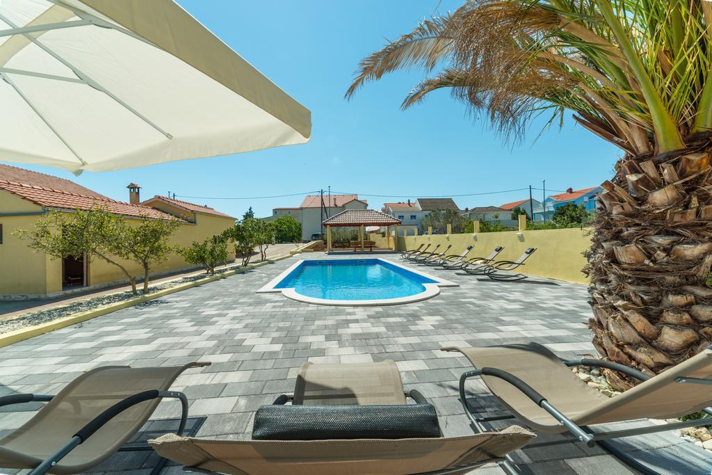Crowonder Sun&Fun Holiday House With Large Swimming Pool, Playroom And Garden Bibinje Exterior foto